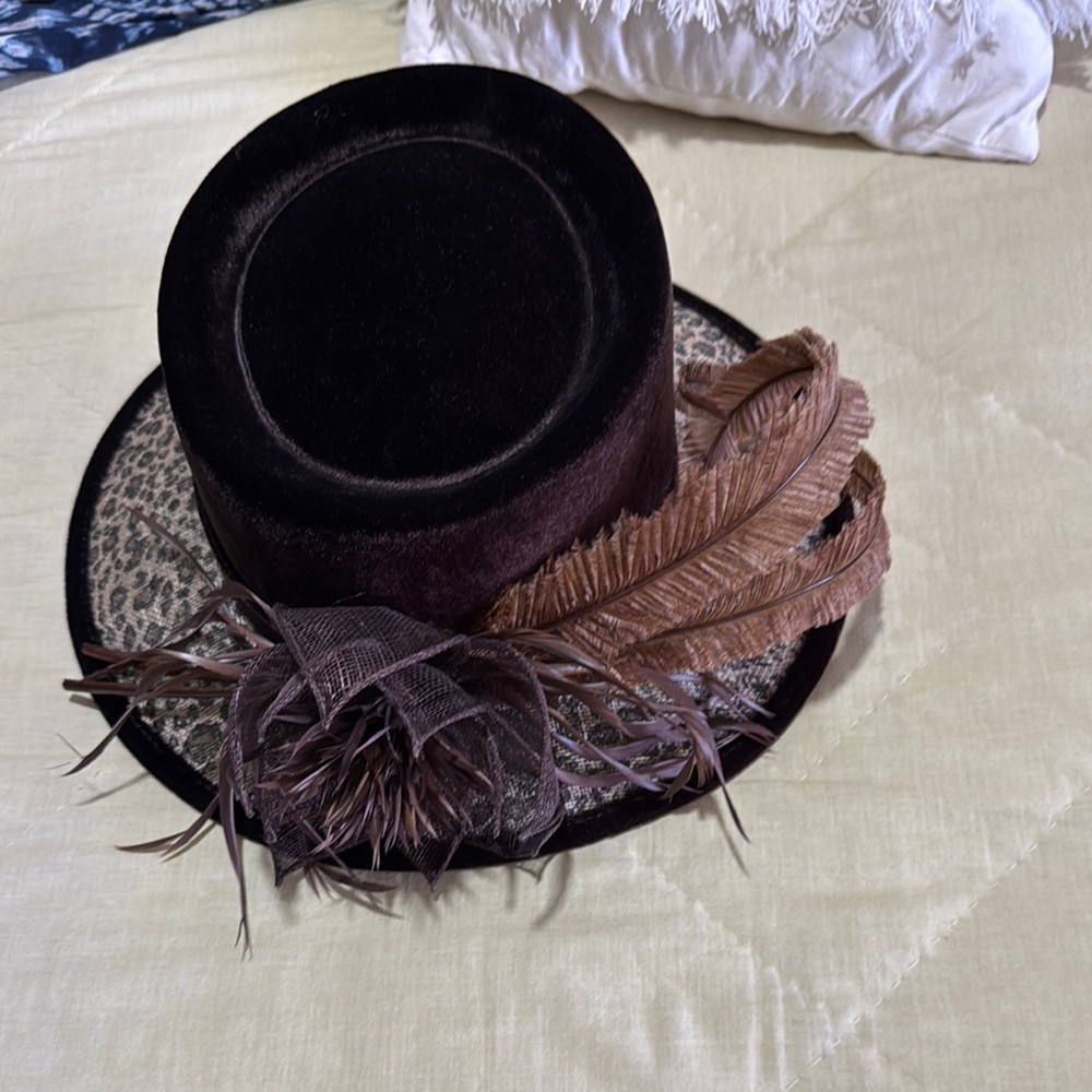 Plaza suite eleganteBrown Feathered Women's Hat